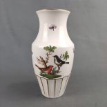 Vase, Herend Ungarn, Dekor Rothschild, goldstaffiert, unterer Teil gerippt gearbeitet, nach oben au