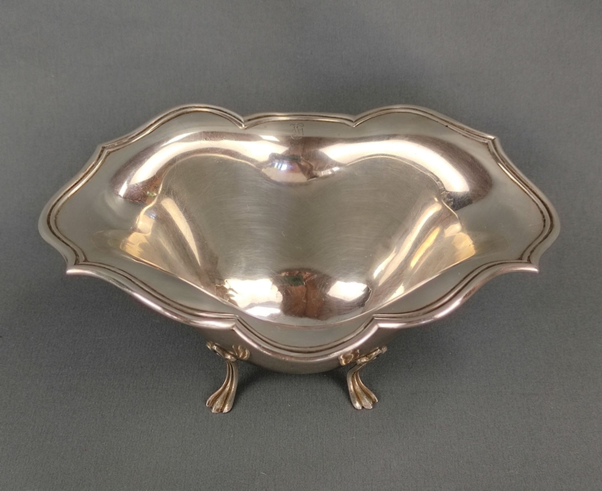 Footed bowl, sterling silver, 166g, on four curved feet, flared curved rims, with small engraved mo - Image 2 of 3