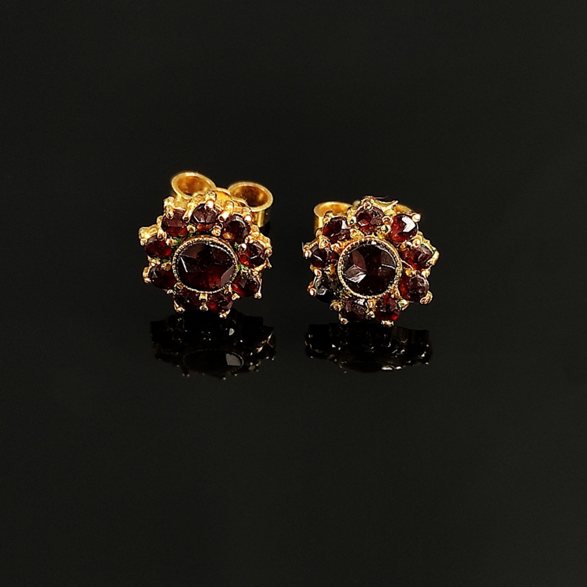 Antique garnet gold earrings, standard gold (250/1000), so also hallmarked, stud earrings made in r