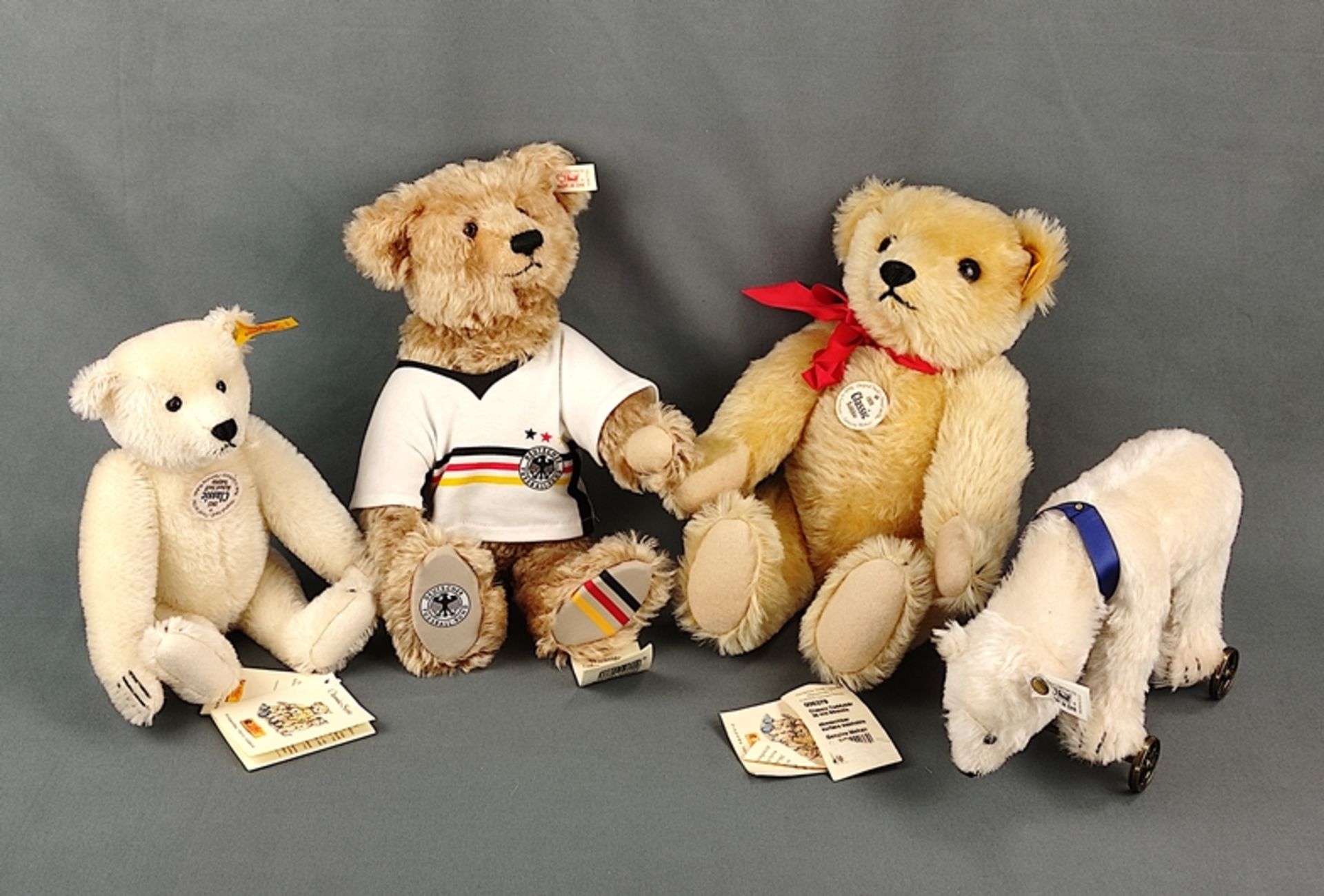 Convolute Steiff bears, consisting of 4 bears, consisting of a bear Classic Series 1909, No.379, ti