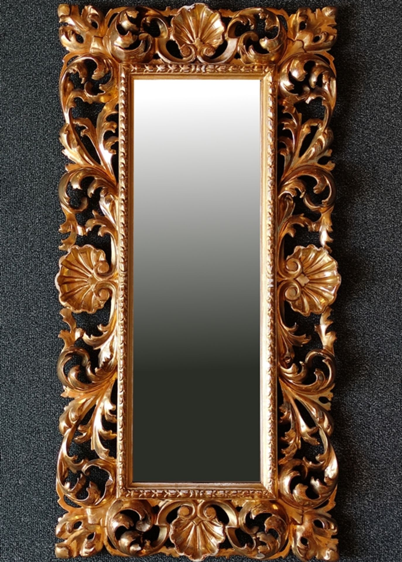 Aufwendig geschnitzter Goldrahmen mit eingesetztem Spiegelglas, barocke Blattornamentik, plastisch 