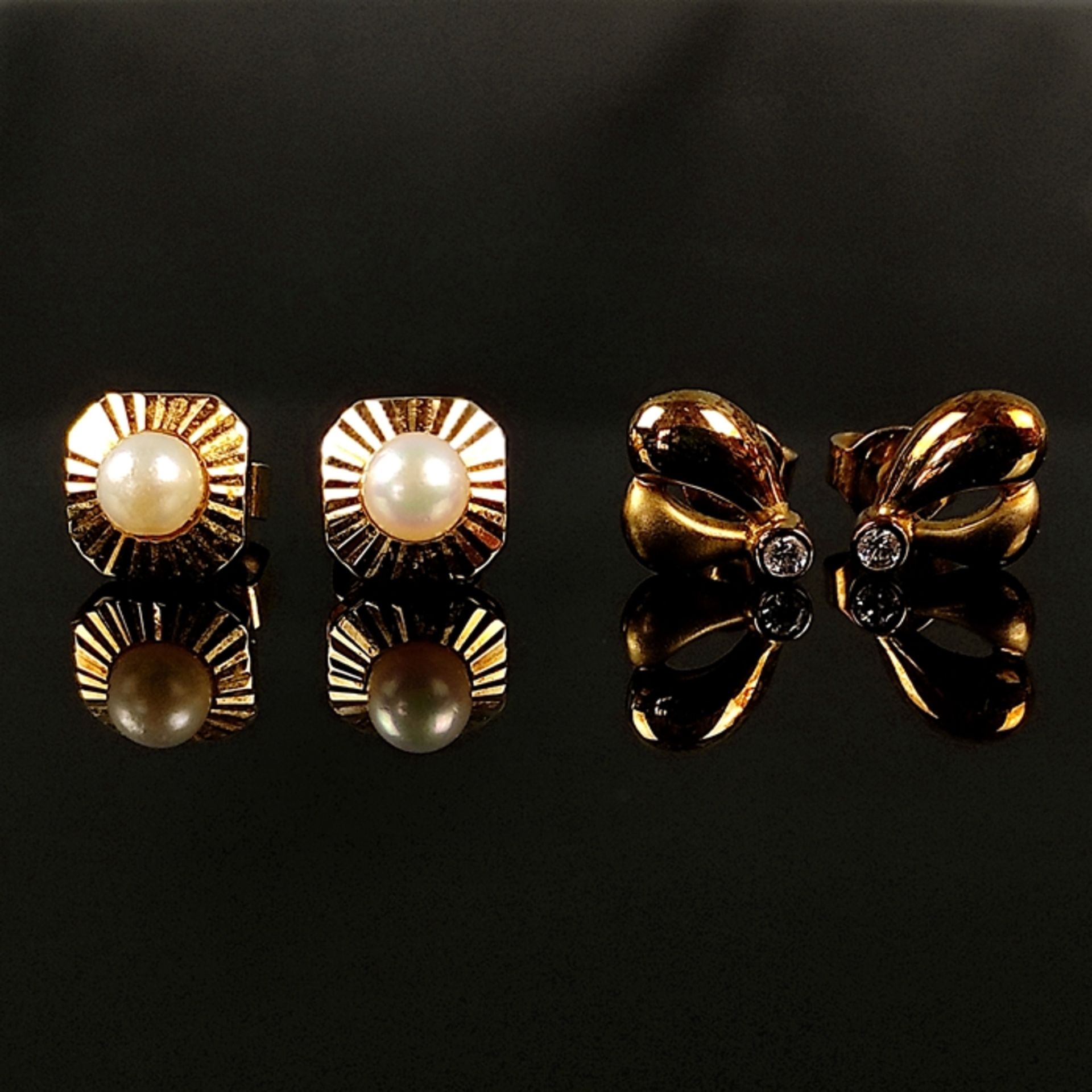 Pair of stud earrings with pearls, 585/14K yellow gold, 2.28g, pearls each of a diameter of approx.