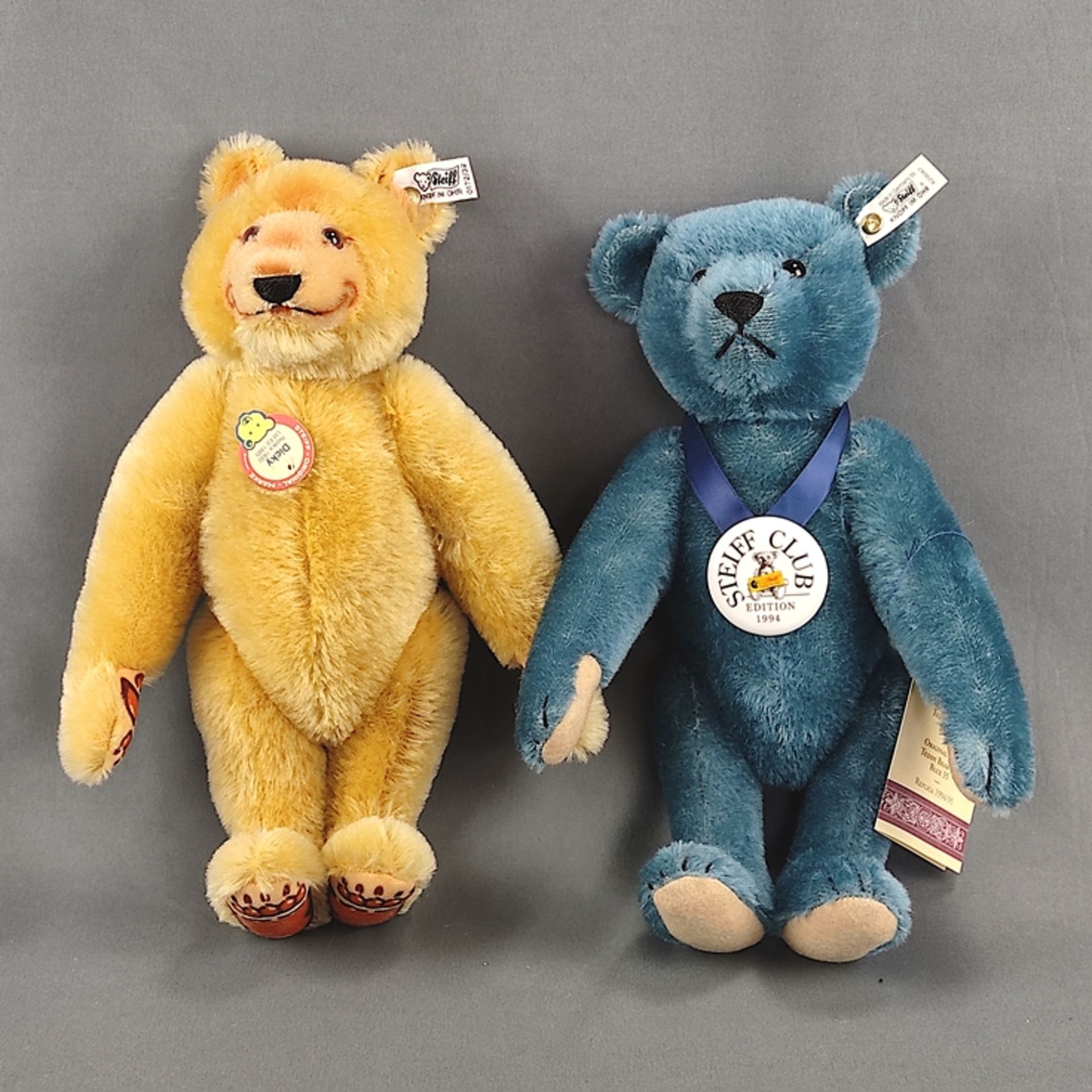 Two Steiff Teddy Bears in original box, consisting of replica Dicky Bear "1930", with certificate, 