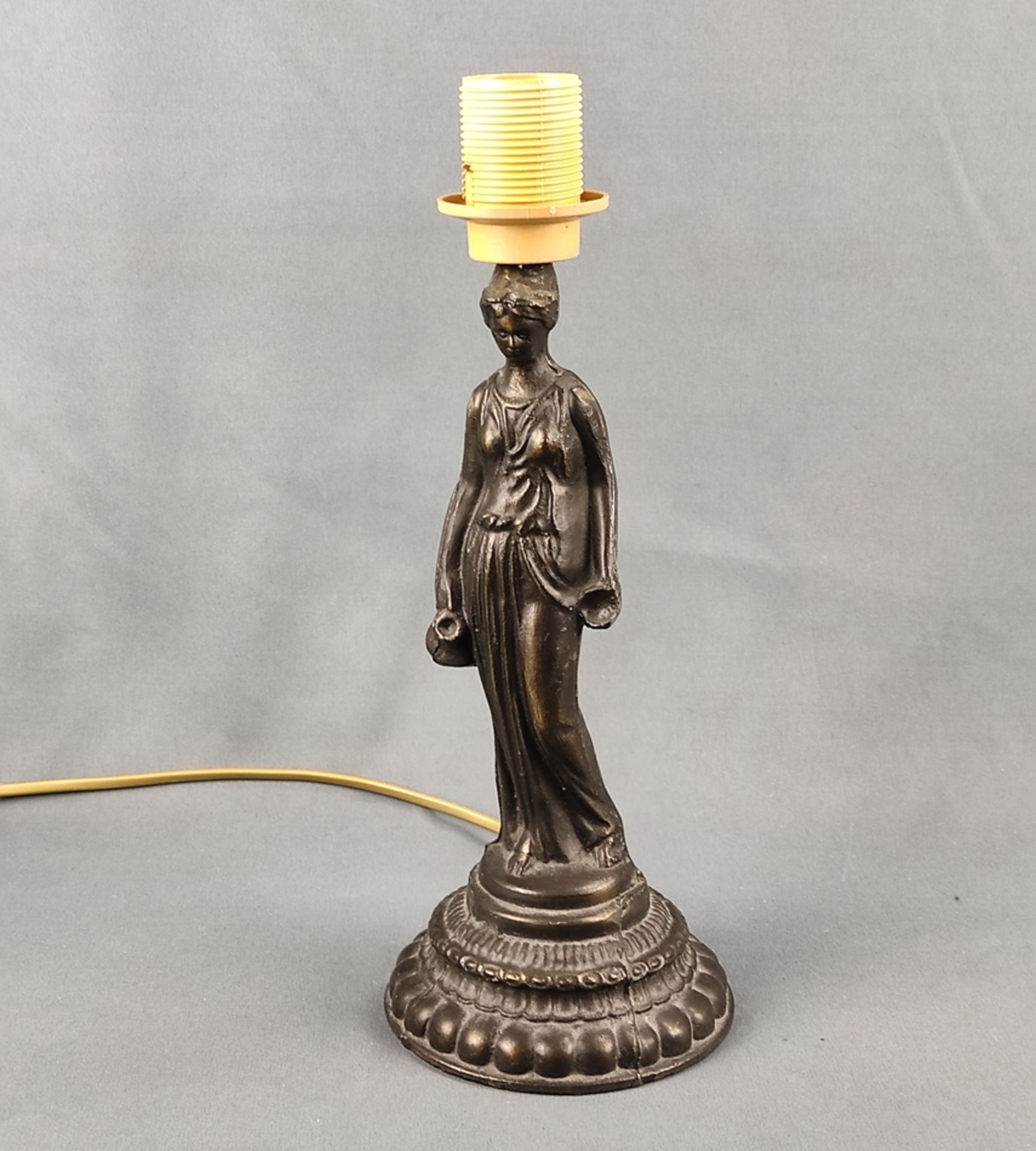 Tischlampe im Tiffany-Stil, Hersteller Honsel, Fuß gegossen als Wasserträgerin, Höhe 45cm - Bild 2 aus 3