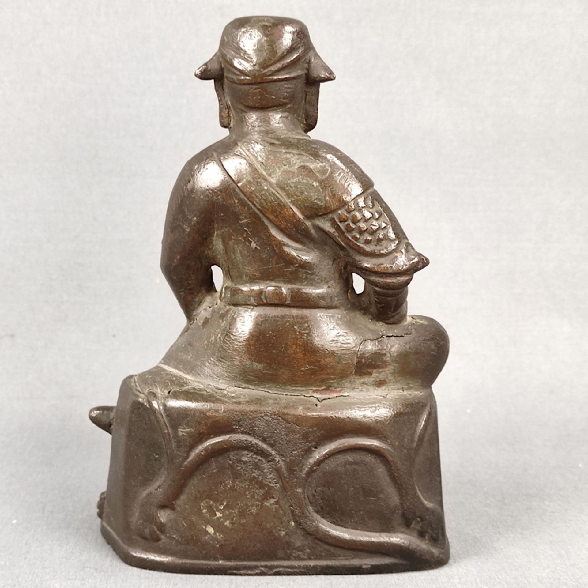 Bronze figure of Guandi, China 18th/19th century, sitting on a pedestal, height 14,5cm, some minor  - Image 2 of 5