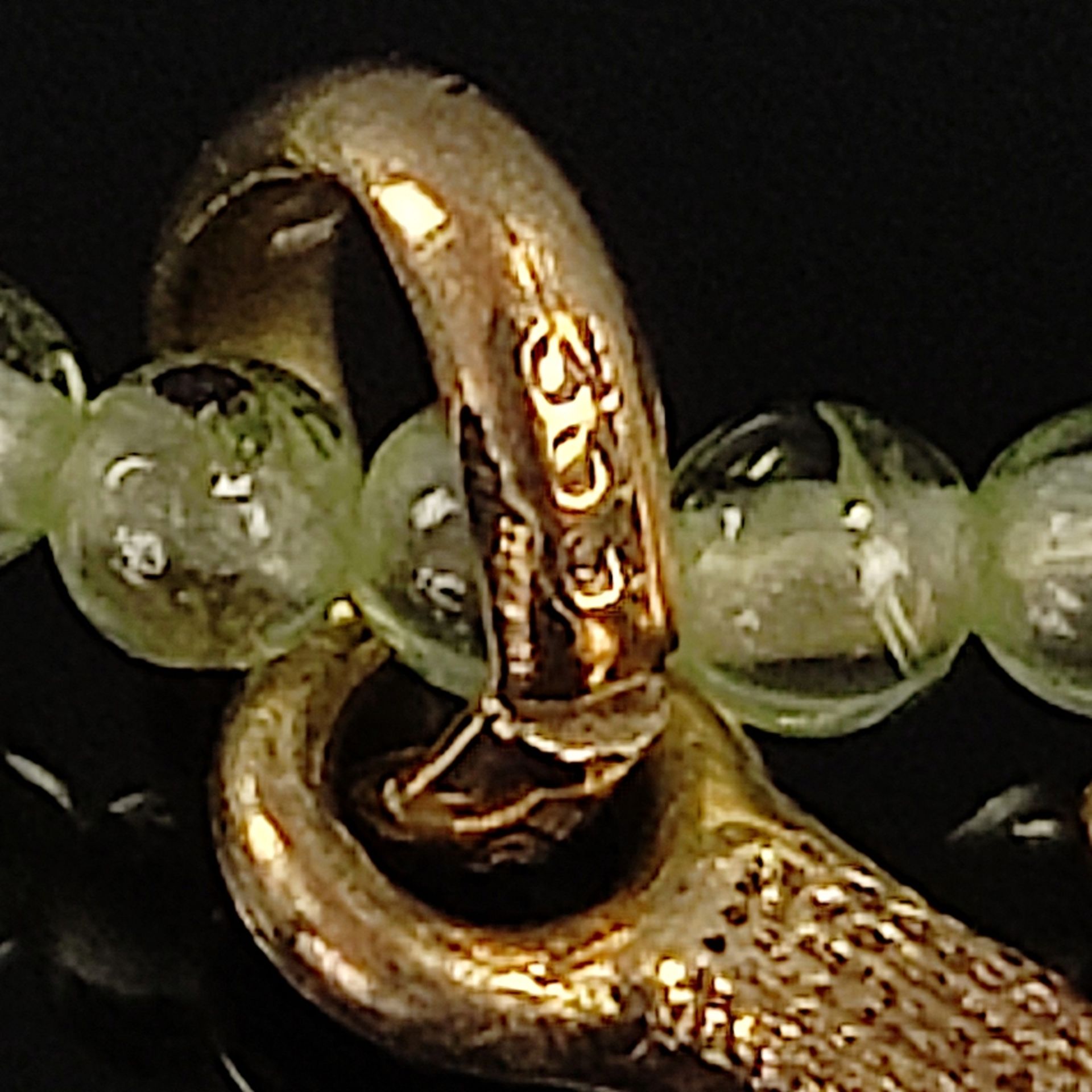 Jade pendant on peridot chain, 333/8K yellow gold, total weight 5,10g, pendant set with a fine poli - Image 2 of 2