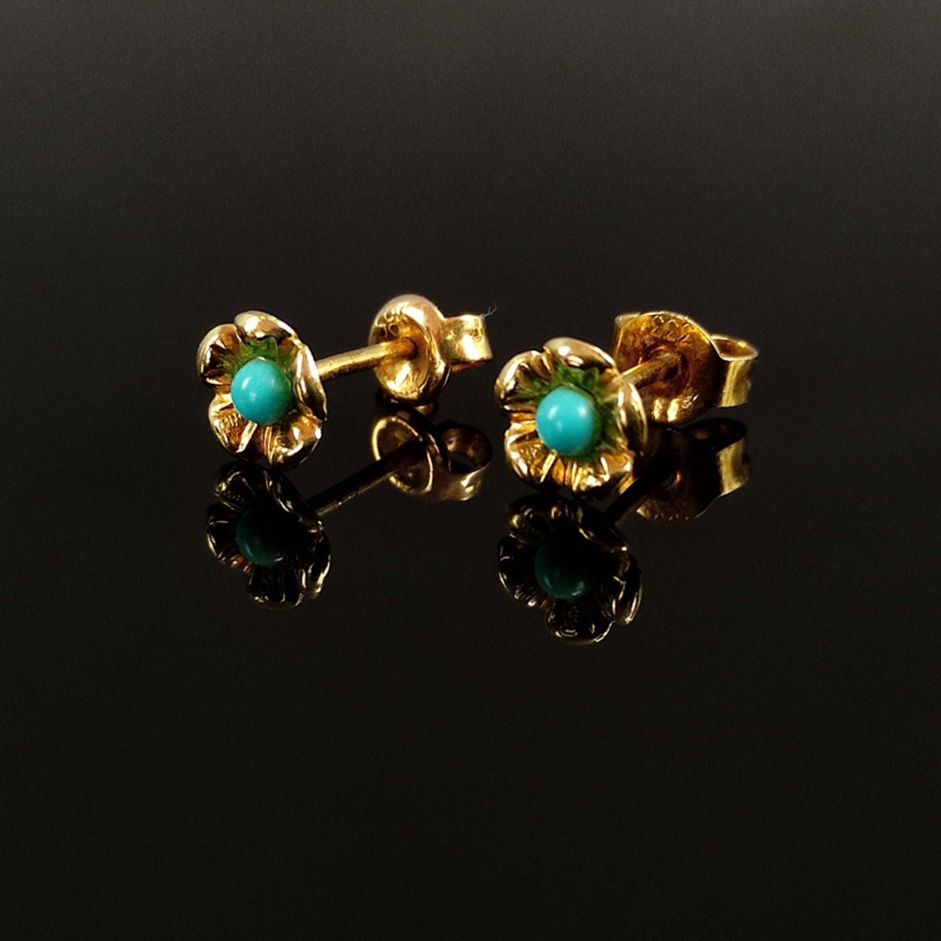 Pair of ear studs with turquoises, 585/14K yellow gold, 0,44g, one ear nut 333/8K yellow gold, flow