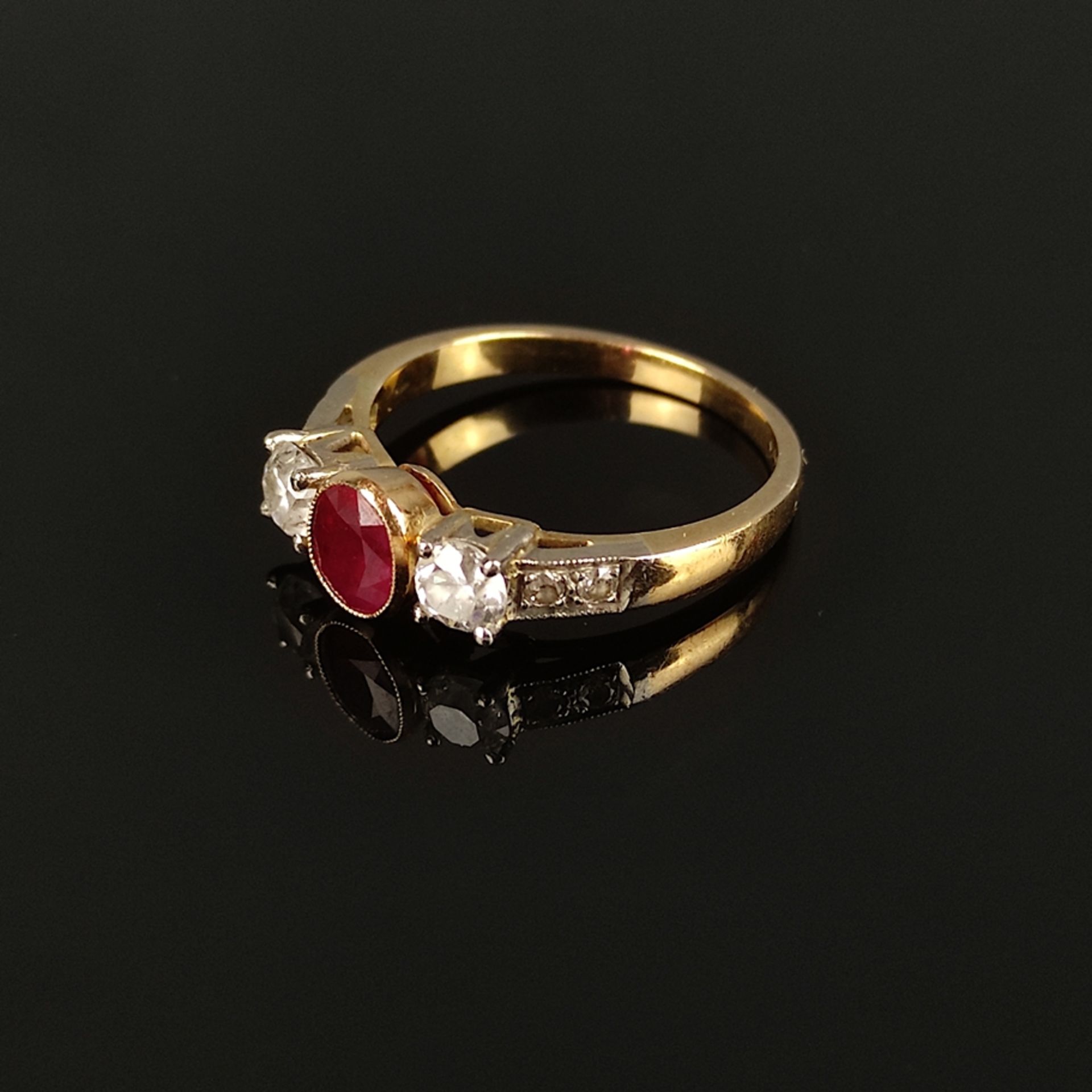 Rubin-Brillant-Ring, 750/18K Gelbgold (punziert), Gesamtgewicht 4g, mittig ovaler Rubin von 5,9x4,6
