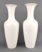 Zwei Vasen, KPM, Berlin, 20. Jahrhundert, glasiertes Weißporzellan, balusterförmiger Korpus mit sch