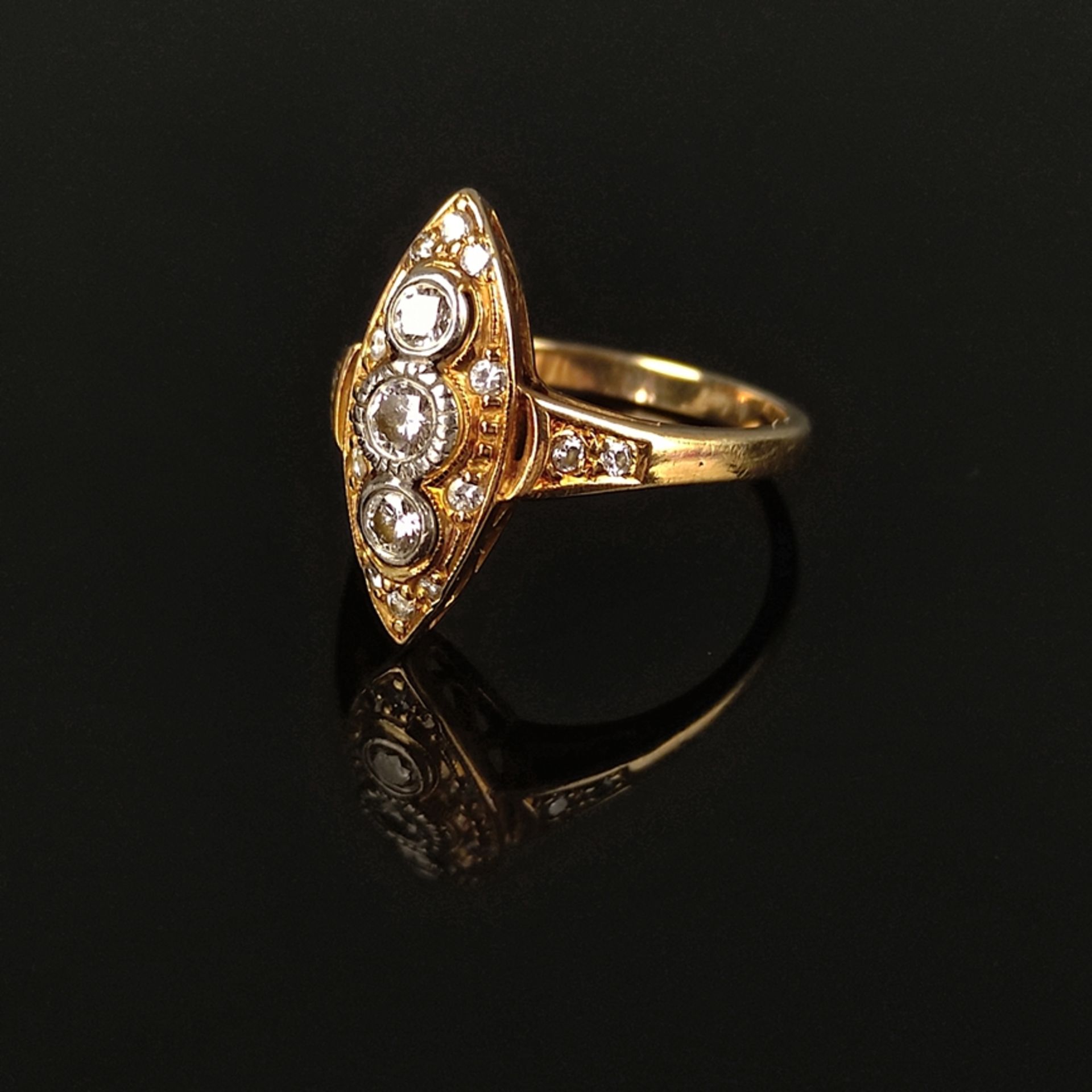Diamant-Ring, 585/14K Gelb-/Weißgold (punziert), Gesamtgewicht 3,81g, mittig drei Brillanten von zu