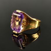 Amethyst-Ring, 585/14K Gelbgold (punziert), Gesamtgewicht 5g, mittig von Krappen eingefasster achte