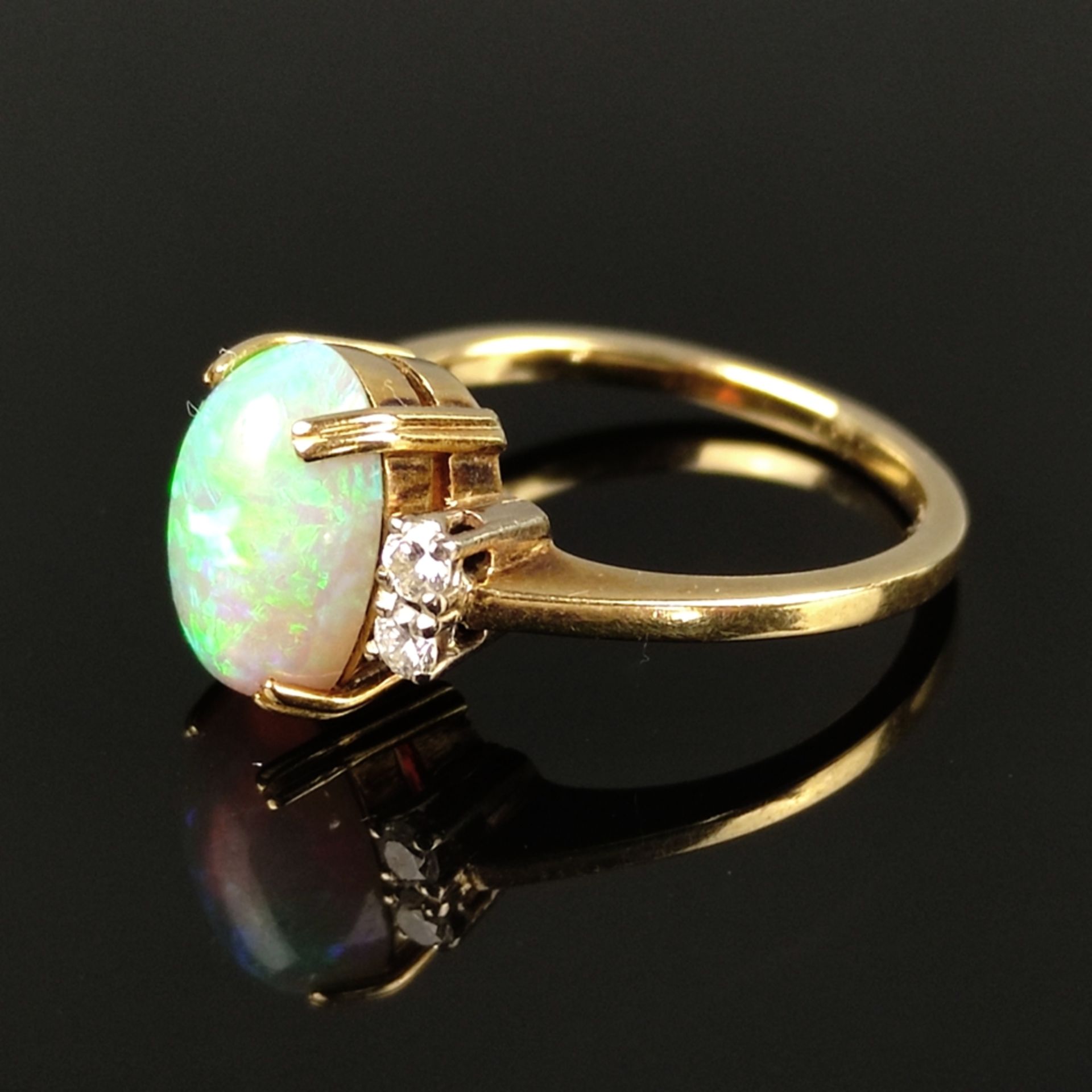 Eleganter Opal-Ring, 585/14K Gelbgold (punziert), 3,95g, mittig Opal-Cabochon (10,5x7x4mm) von inte