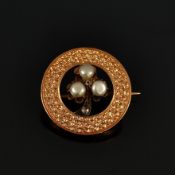 Antike Brosche, 19. Jahrhundert, 585/14K Rotgold (getestet), 3,8g, mittig besetzt mit drei Perlen u