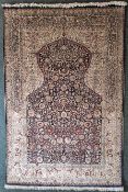 (Wand-)Teppich, Gebetsdesign, Vollseide, 168x109cm, an Holzleiste befestigt
