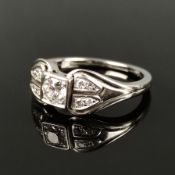 Diamant-Ring, 750/18K Weißgold (punziert), Gesamtgewicht 3,47g, mittig Diamant im Brillantschliff v