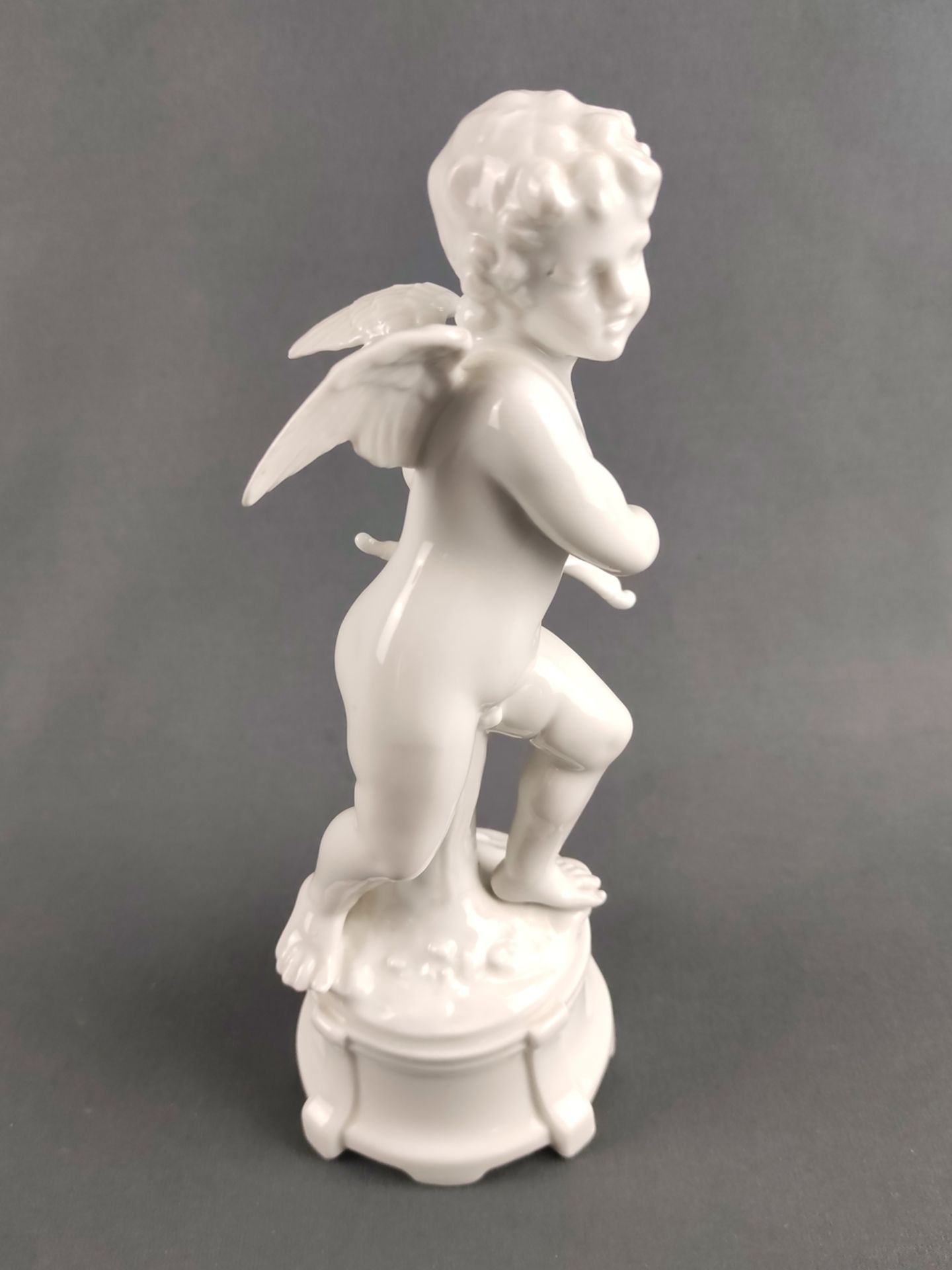 Amor-Figur, Ginori, Weißporzellan, Amor mit Pfeil und Bogen, auf runder Basis, Bodenmarke, Höhe 20c - Bild 4 aus 5