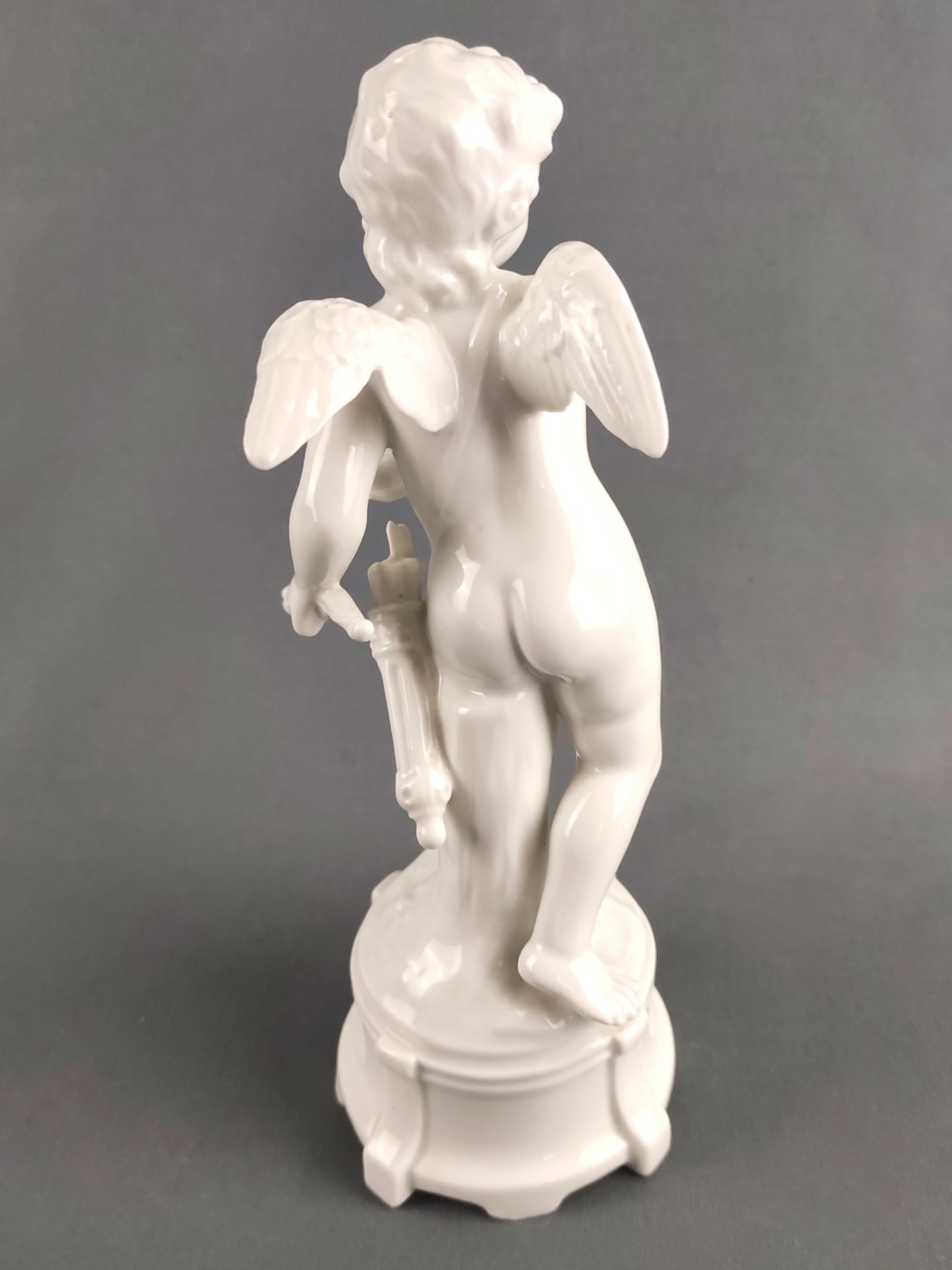 Amor-Figur, Ginori, Weißporzellan, Amor mit Pfeil und Bogen, auf runder Basis, Bodenmarke, Höhe 20c - Bild 3 aus 5