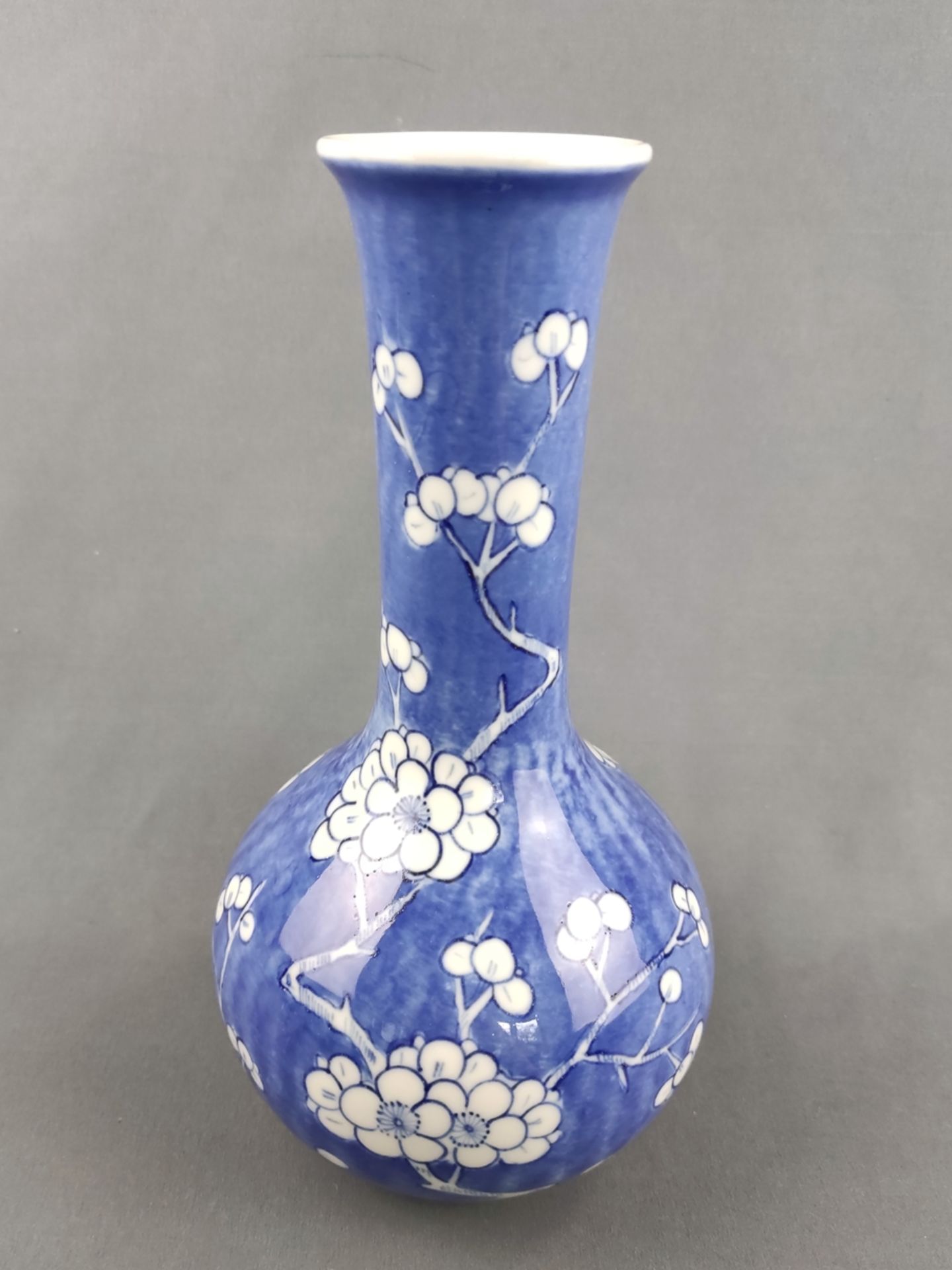 Vase, Unterweißbach, Dekor Alt China, blau mit weißen Kirschblütenzweigen, Höhe 25cm - Bild 2 aus 3