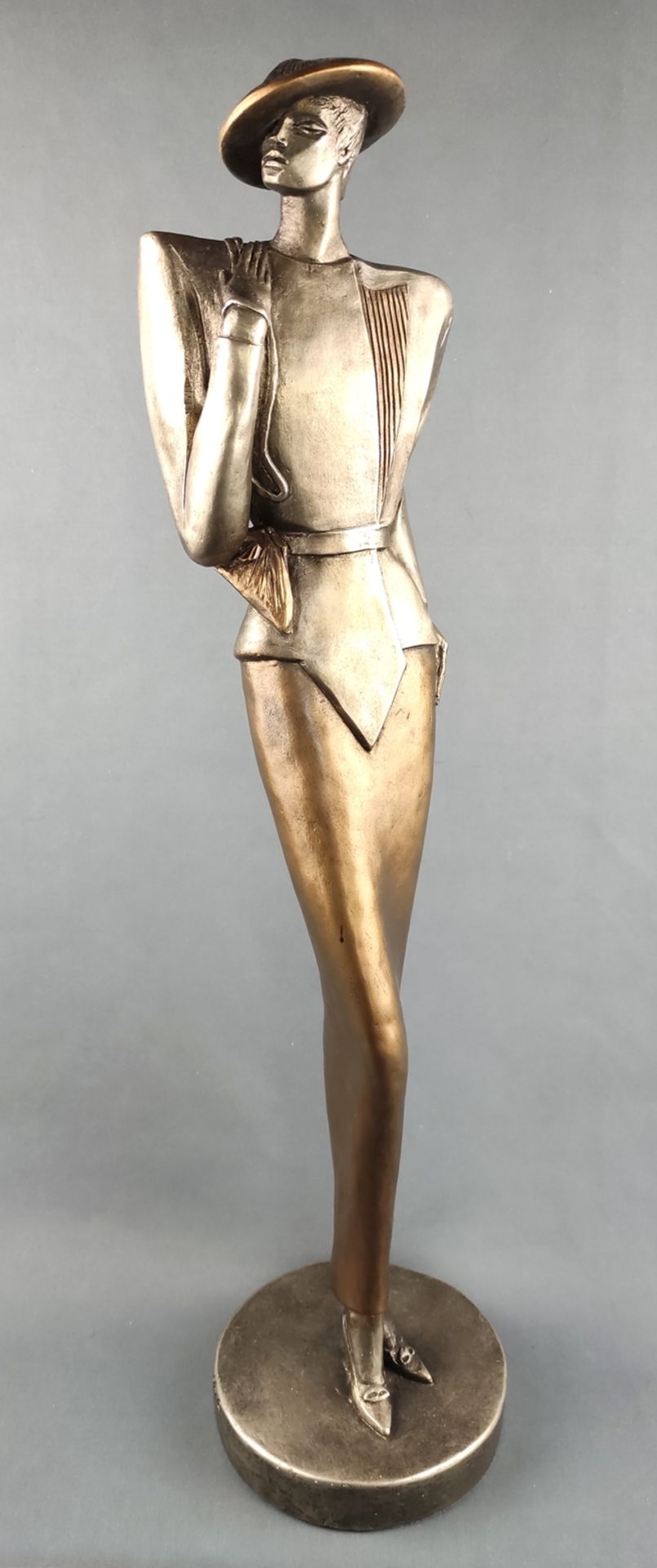 Proding, Austin (20. Jahrhundert) "Elegante Dame", in Designeroutfit, Keramik, bemalt in Gold und S