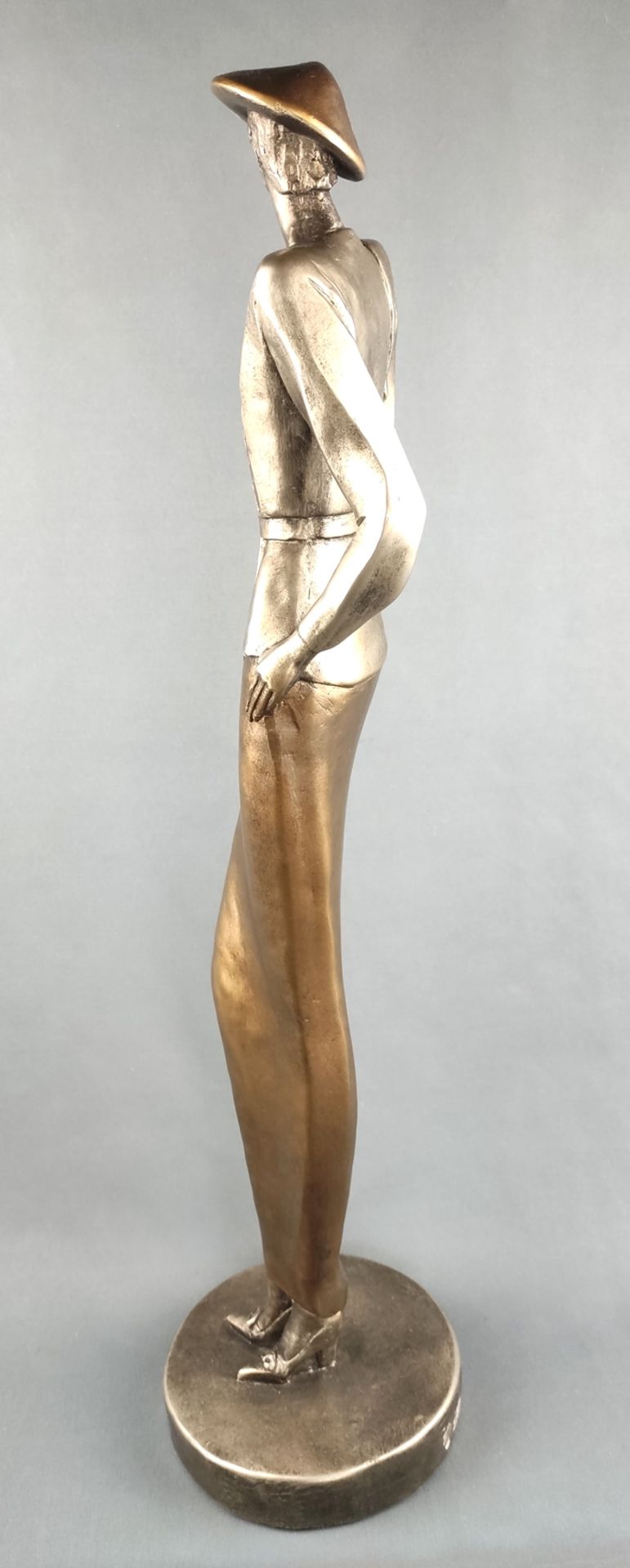 Proding, Austin (20. Jahrhundert) "Elegante Dame", in Designeroutfit, Keramik, bemalt in Gold und S - Bild 4 aus 5