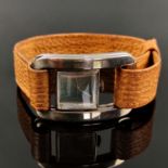 Seltene Design-Armbanduhr, Longines, Entwurf Serge Manzon, rechteckiges Ziffernblatt eingefasst von