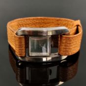 Seltene Design-Armbanduhr, Longines, Entwurf Serge Manzon, rechteckiges Ziffernblatt eingefasst von