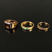 Ring-Lot, 3 Ringe, bestehend aus einem Bandring mit Zirkonia und grünen Schmucksteinen, 750/18K Gel