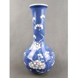 Vase, Unterweißbach, Dekor Alt China, blau mit weißen Kirschblütenzweigen, Höhe 25cm