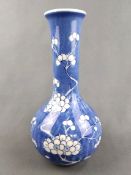 Vase, Unterweißbach, Dekor Alt China, blau mit weißen Kirschblütenzweigen, Höhe 25cm