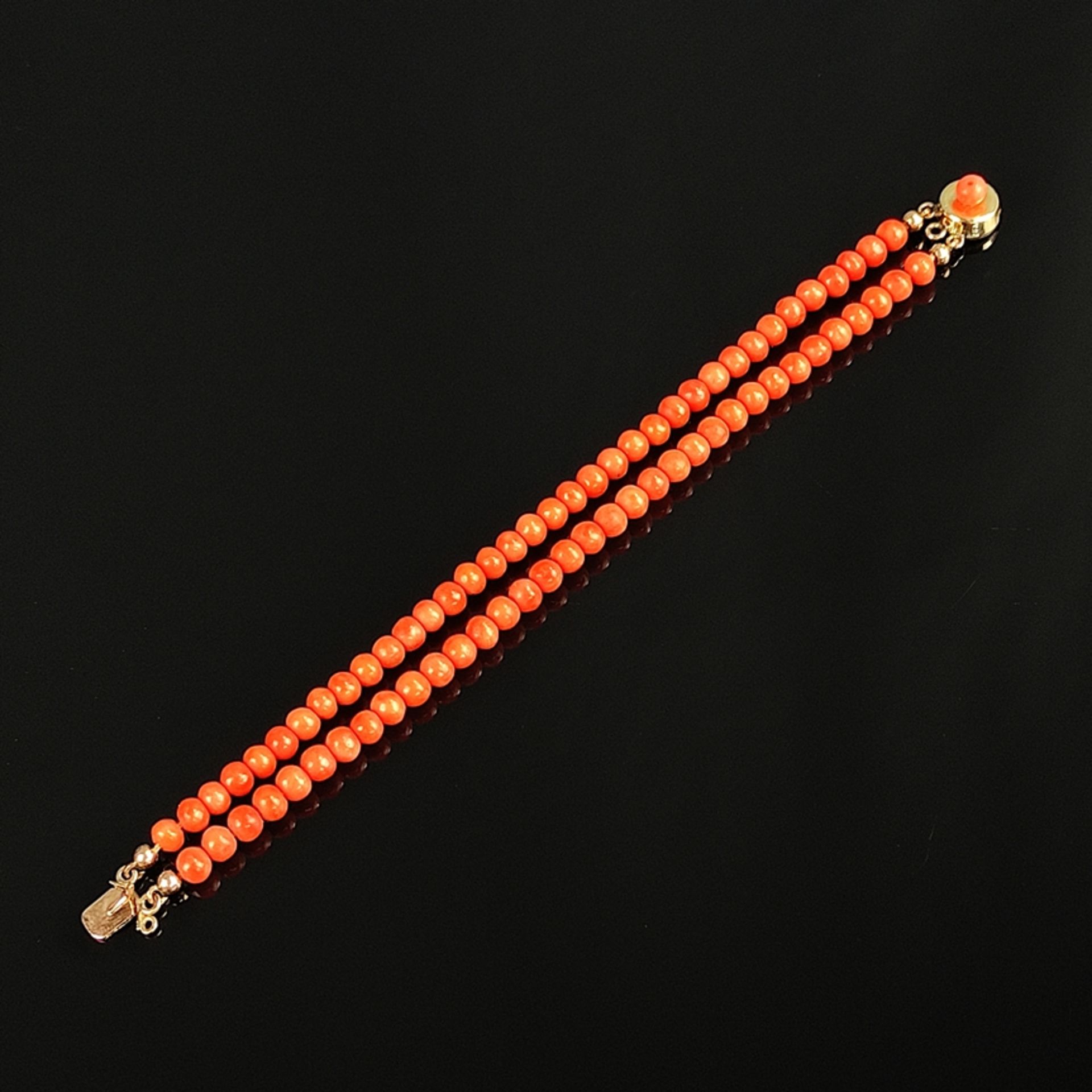 Biedermeier Korallen-Armband, Schaumgold/Golddoublé in 333/8K Vergoldung, 8,7g, zweireihiges Armban - Bild 2 aus 3