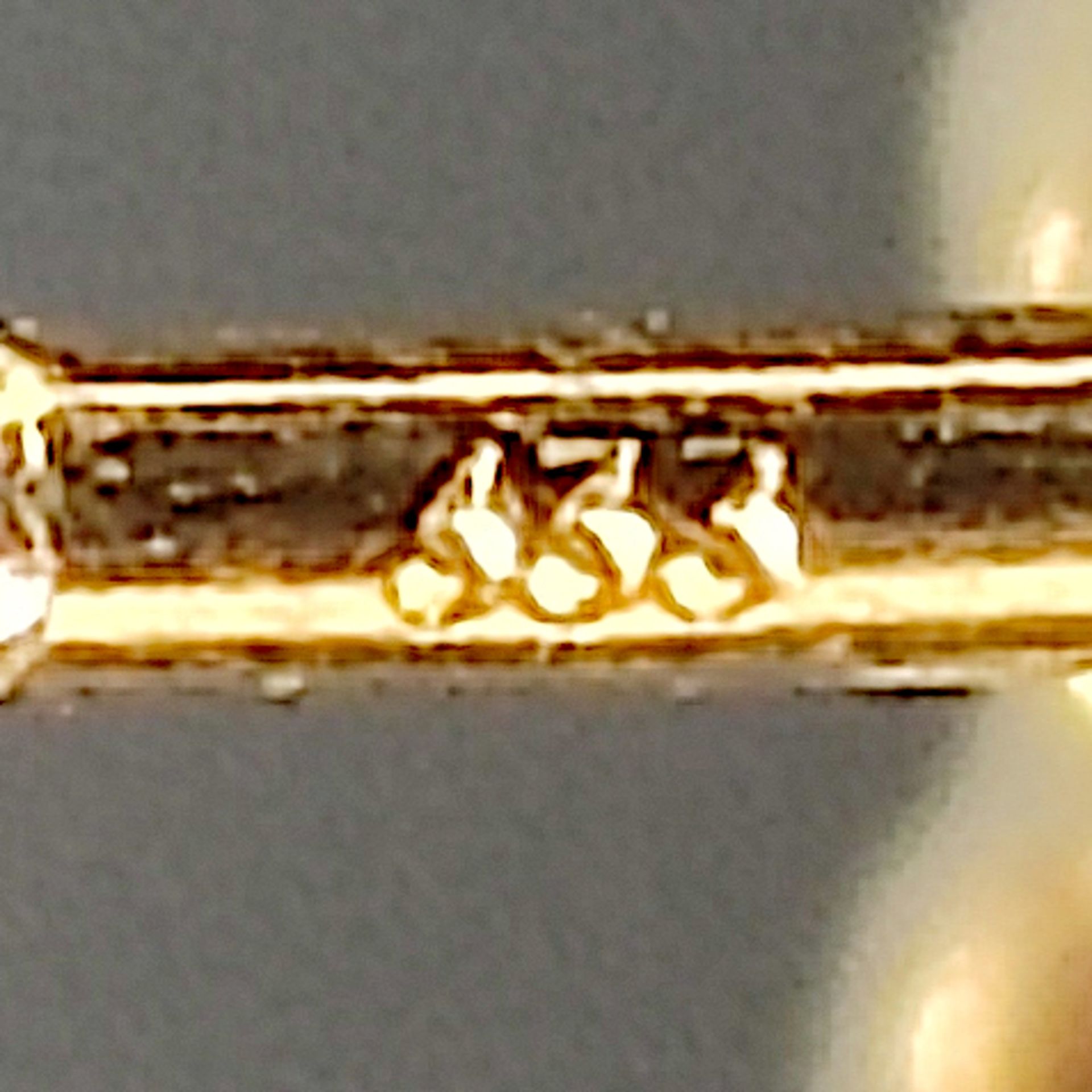 Granat-Ohrstecker, 333/8K Gelbgold, Gesamtgewicht 2,2 g, Ohrstecker am Stift punziert, besetzt mit  - Bild 3 aus 3