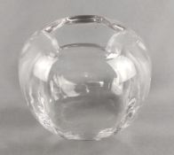 Orefors-Glasvase, gebauchte Form, mittig sechseckige Öffnung, farbloses Glas, am Boden signiert, Hö