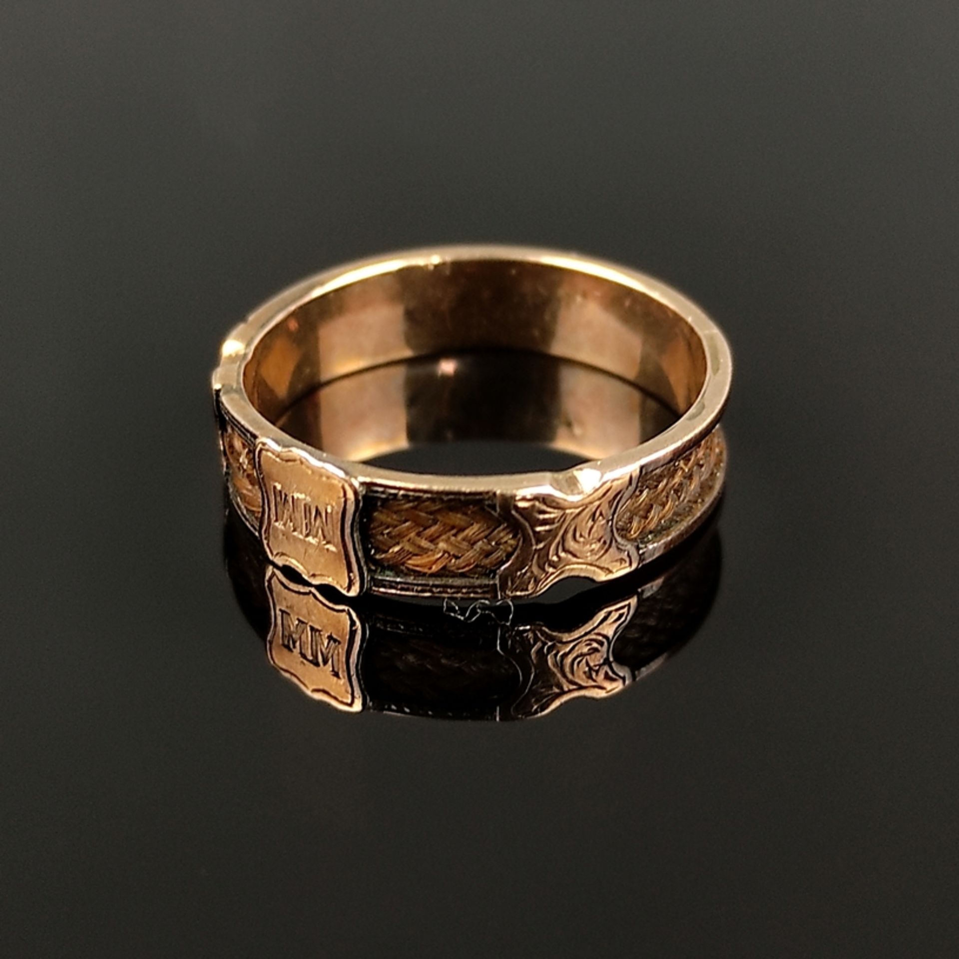 Antiker Ring mit Haareinlage, 19. Jahrhundert, 333/8K Rotgold (getestet), Gesamtgewicht 1,55g, Vord