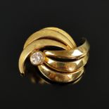 Brillant-Brosche, 585/14K Gelbgold, Gesamtgewicht 12,2g, mittig eingefasster Brillant um 0,65ct, Ma