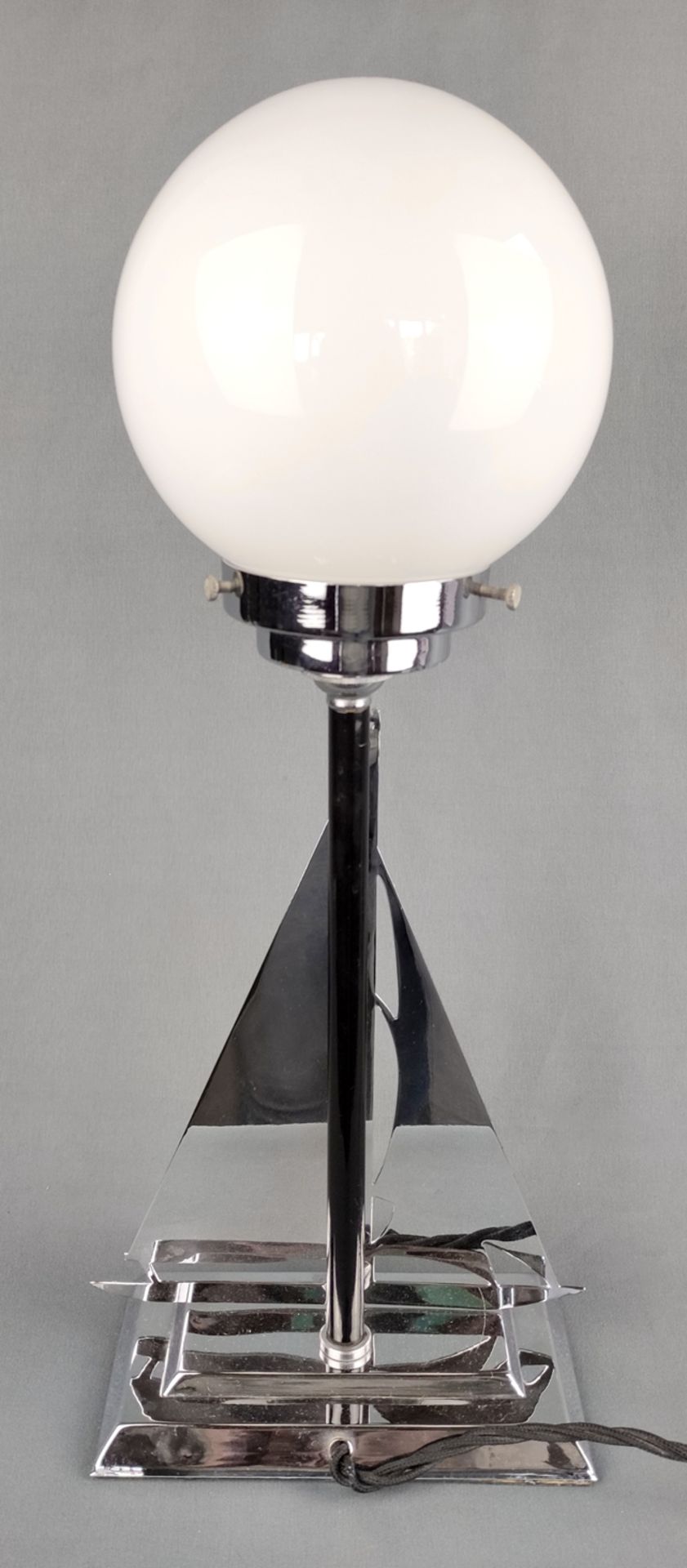 Art Déco "Segelschiff"-Lampe, rechteckiger abgetreppter Standfuß, darauf eine Segelboot-Silhouette, - Bild 3 aus 3