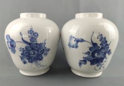 Paar Vasen, Royal Copenhagen, Dekor "Blaue Blume", gerippte Wandung, nach oben hin breiter werdend,
