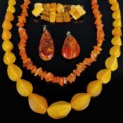 Lot Bernstein-Schmuck, 5 Teile, bestehend aus zwei Ketten (Länge 68cm und 66cm, ohne Verschlüsse),