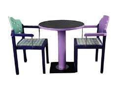 Design-Sitzgruppe, in Lila, Schwarz und Mintgrün, bestehend aus einem Tisch und zwei Stühlen, Sitzf