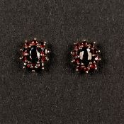 Granat-Ohrstecker, 333/8K Gelbgold, Gesamtgewicht 2,2 g, Ohrstecker am Stift punziert, besetzt mit