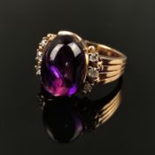 Ring mit Amethyst-Cabochon, 750/18K Gelbgold (punziert), Gesamtgewicht 8,51g, mittig Amethyst-Caboc