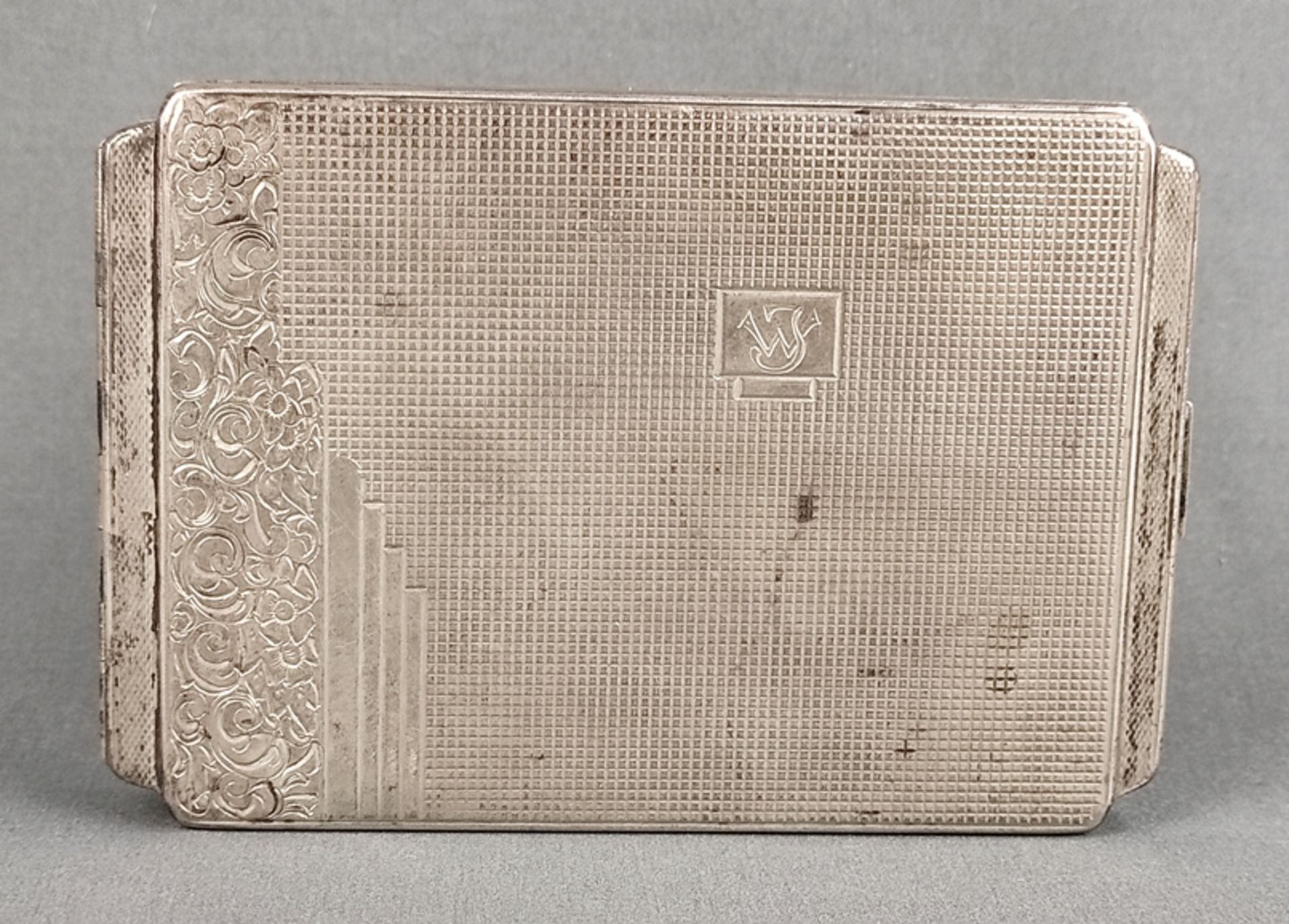 Cigarette case with monogram "WJ", with textured surface and engraved floral decoration, gilded int - Image 3 of 5