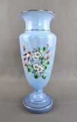 Spätbiedermeier Vase, hellblaues opakes Glas, mundgeblasen, feine polychrome Kaltmalerei mit Blumen