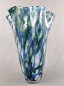 Murano-Vase, Serviettenvase, gewellte, nach oben ausgestellte Öffnung, mit Einschmelzungen in Blaut