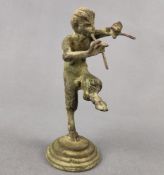 Kleiner Flöte spielender Faun, auf runder abgetreppter Basis, Bronze, Höhe 12,5cm