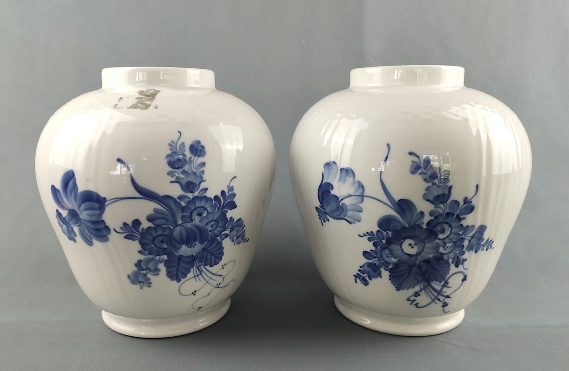 Paar Vasen, Royal Copenhagen, Dekor "Blaue Blume", gerippte Wandung, nach oben hin breiter werdend, - Bild 2 aus 4