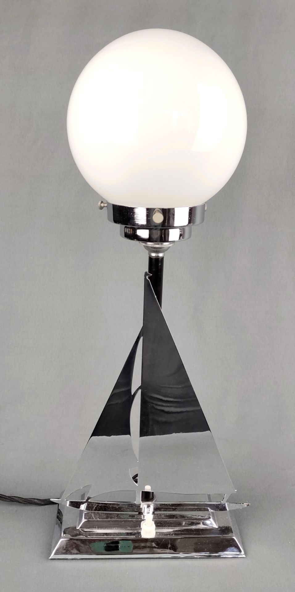 Art Déco "Segelschiff"-Lampe, rechteckiger abgetreppter Standfuß, darauf eine Segelboot-Silhouette,