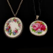 Zwei Porzellan-Anhänger, beide fein polychrom mit Blüten bemalt, einer rund, rückseitig bezeichnet