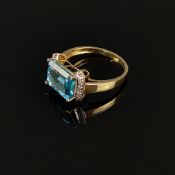 Topas-Ring, 585/14K Gelbgold, 2,9g, mittig rechteckiger facettierter hellblauer Topas, flankiert vo