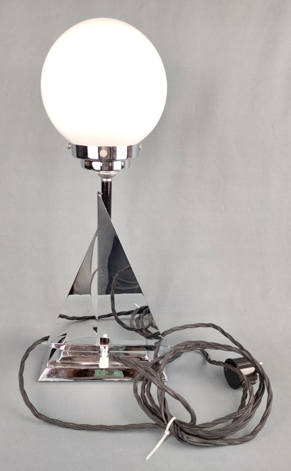 Art Déco "Segelschiff"-Lampe, rechteckiger abgetreppter Standfuß, darauf eine Segelboot-Silhouette, - Bild 2 aus 3