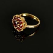 Granat-Ring, 333/8K Gelbgold (punziert), 4,77g, Schauseite als Blume aus neun Granaten gearbeitet, 